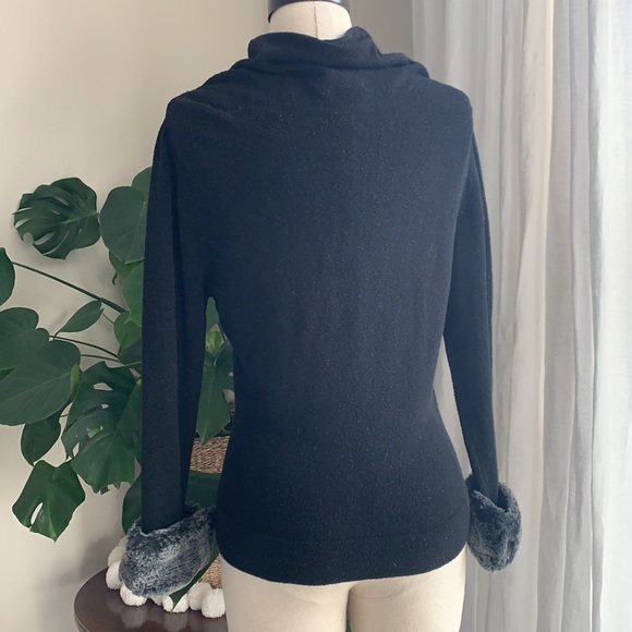 Y2K Bebe sweater w/ faux fur detachable cuffs - Picture 9 of 9
